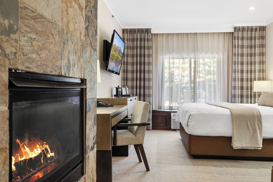 Jackson Hot Springs Lodge — Guest room