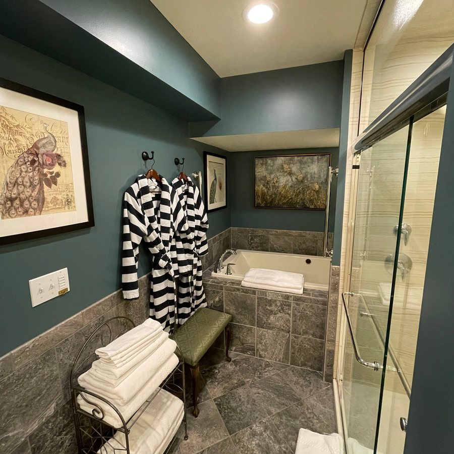 Jail Hill Inn — Bathroom