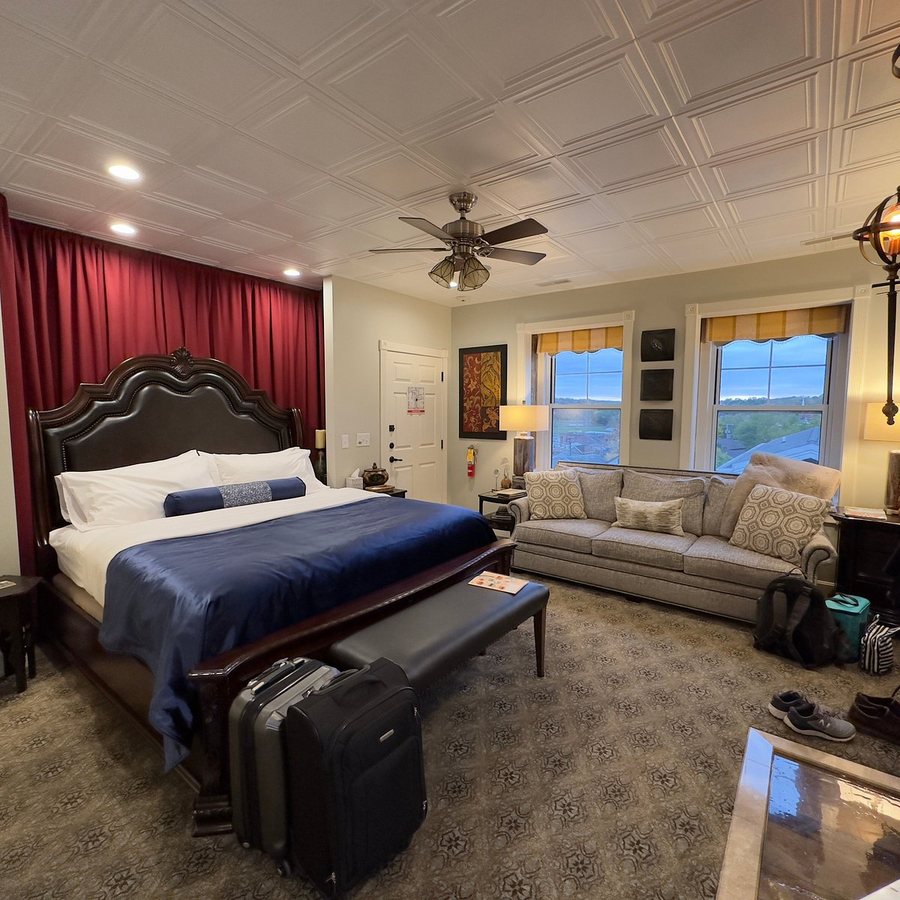 Jail Hill Inn — Guest room