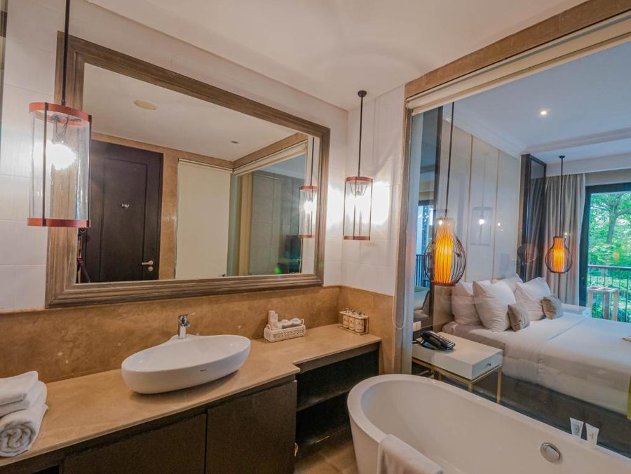 Jambuluwuk Oceano Seminyak — Bathroom