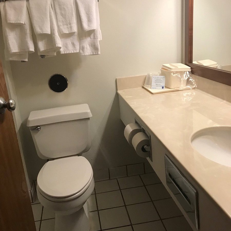 Jamestown Railtown Motel — Bathroom