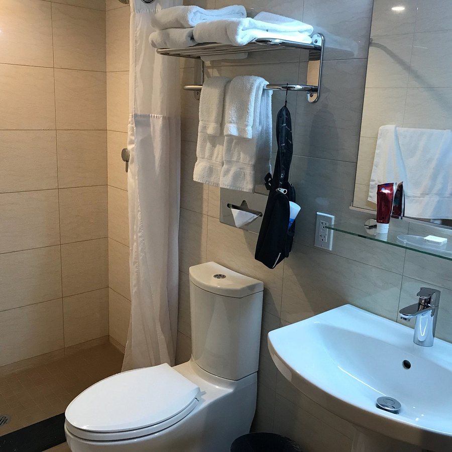 Jaslin Hotel — Bathroom