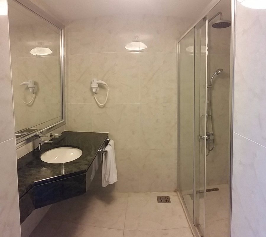 Jasmine Court Hotel — Bathroom