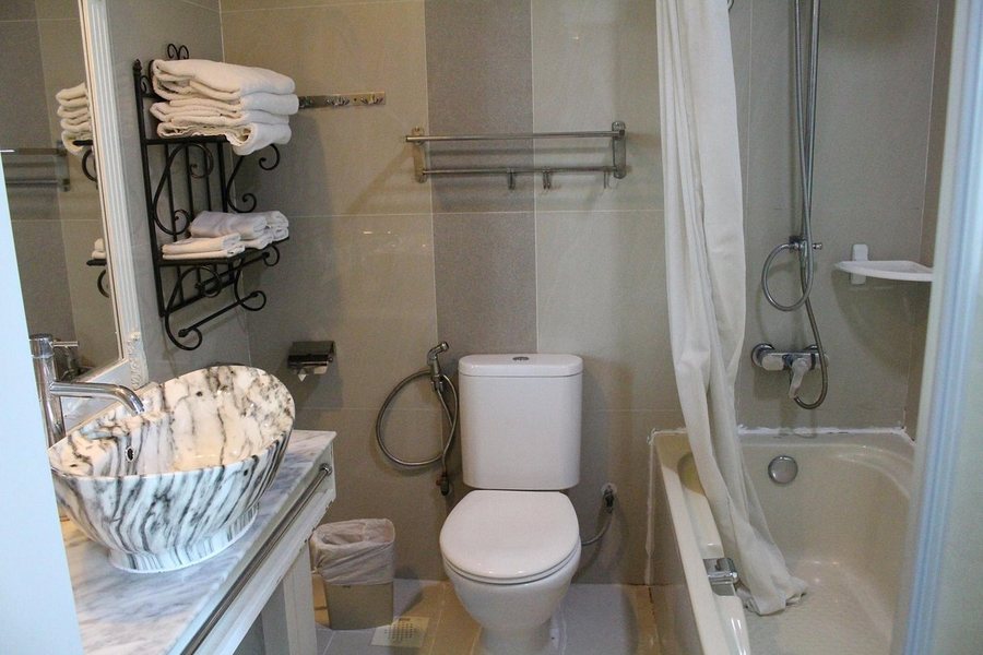 Jayleen 1918 — Bathroom