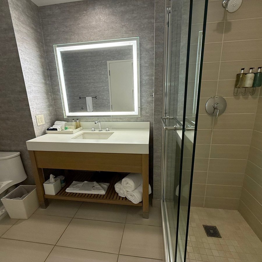 JB Duke Hotel — Bathroom