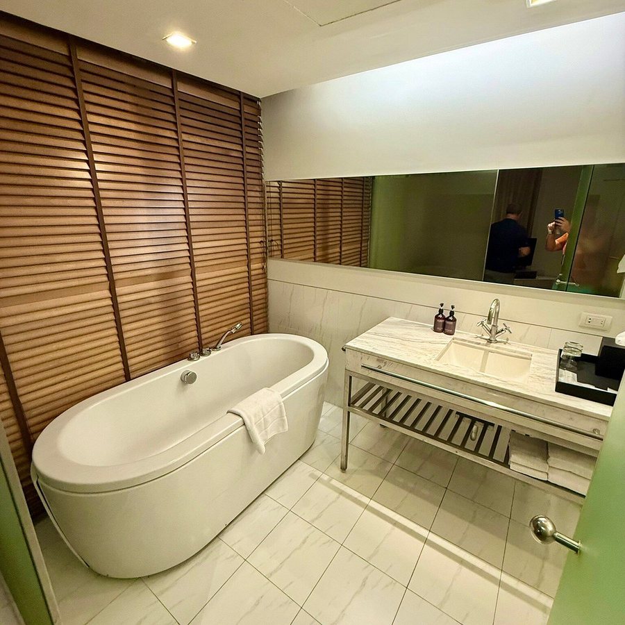 JC Kevin Sathorn Bangkok Hotel — Bathroom