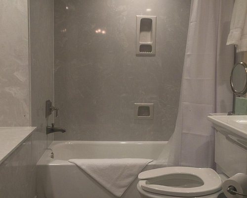 Jean Lafitte House — Bathroom