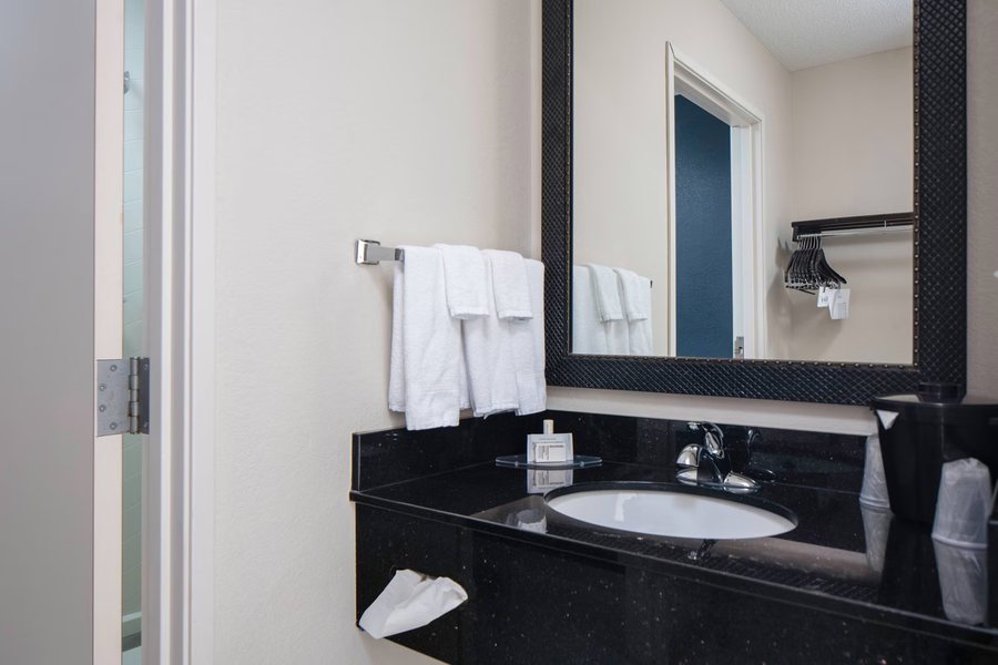Jefferson Inn — Bathroom