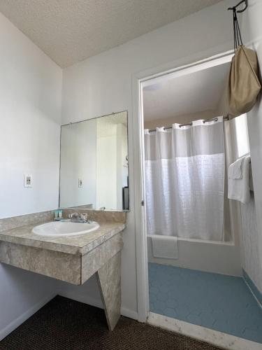 Jetty Motel — Bathroom