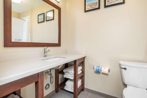 Jim Butler Inn Suites — Bathroom