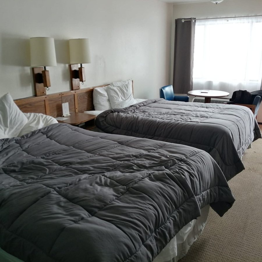 Jim Butler Inn Suites — Guest room
