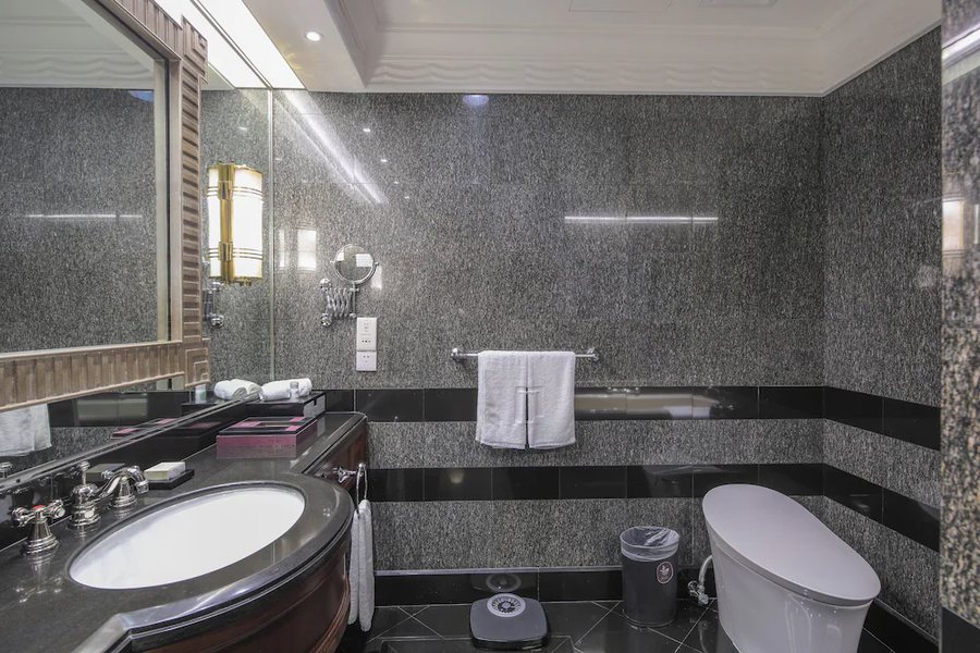 Jin Jiang Hotel Shanghai — Bathroom