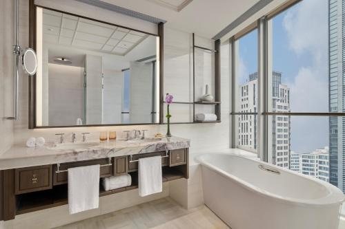 Jing An Shangri La Shanghai — Bathroom