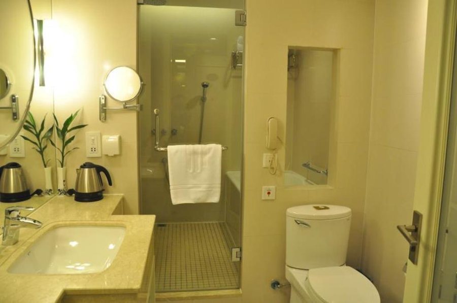 JinJiang Metropolo Classiq Hotel Shanghai Bund Circle — Bathroom