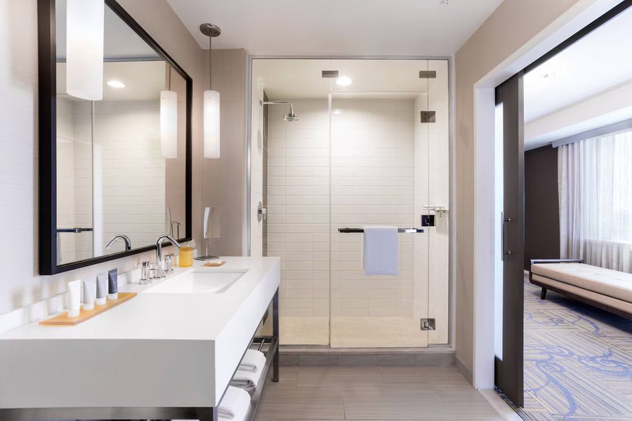 JJ Grand Hotel Los Angeles California — Bathroom