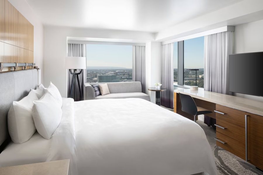 JJ Grand Hotel Los Angeles California — Guest room
