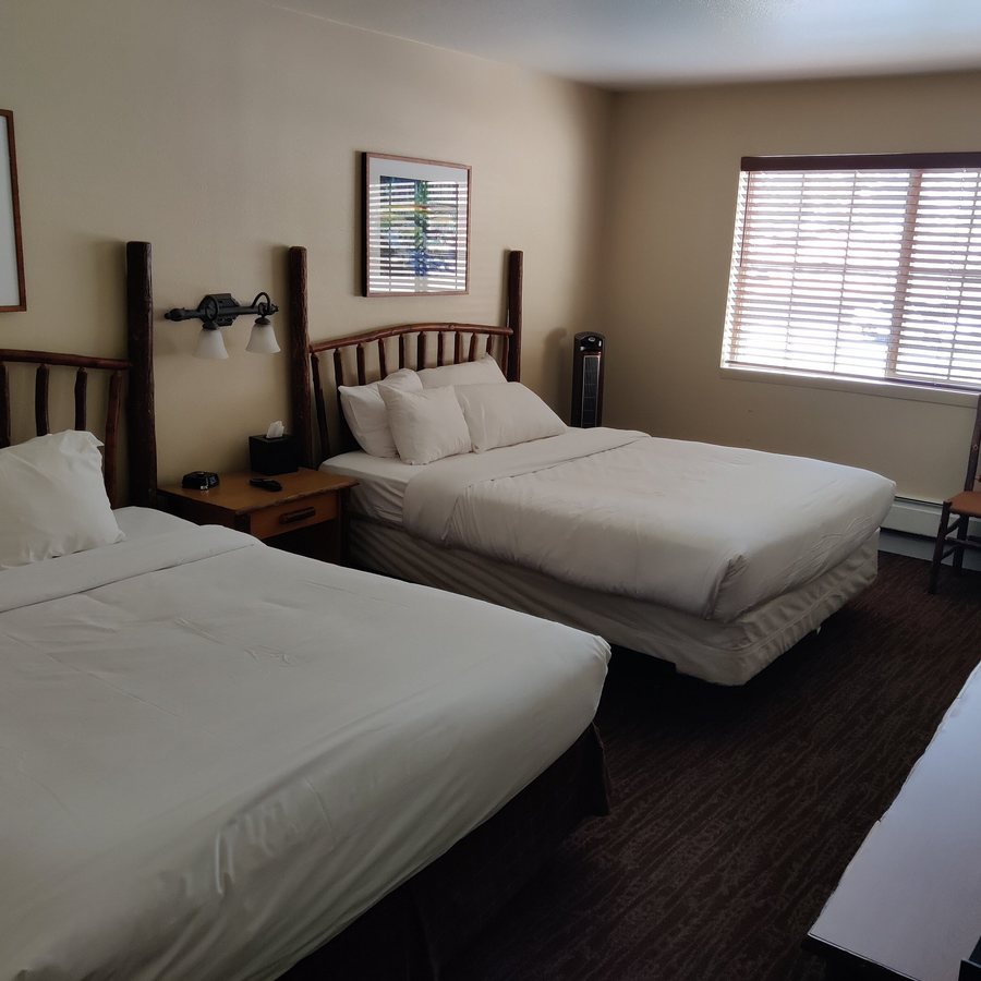 John Muir Lodge — Guest room