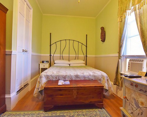 John Randall House Bed and Breakfast and Cottages — Guest room