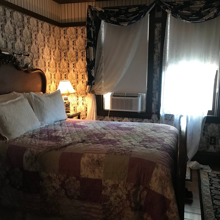 John Wesley Inn — Guest room