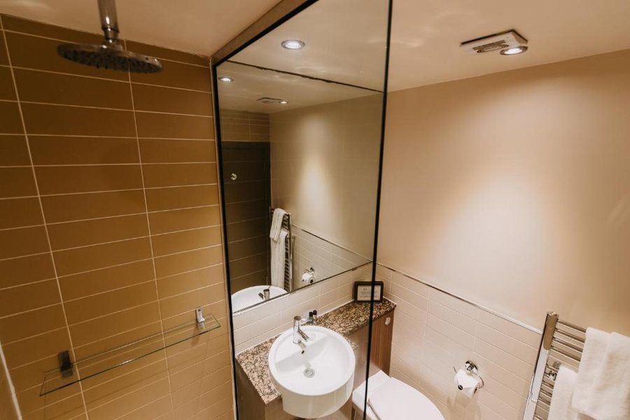 Johnstone Adventure Lodge — Bathroom