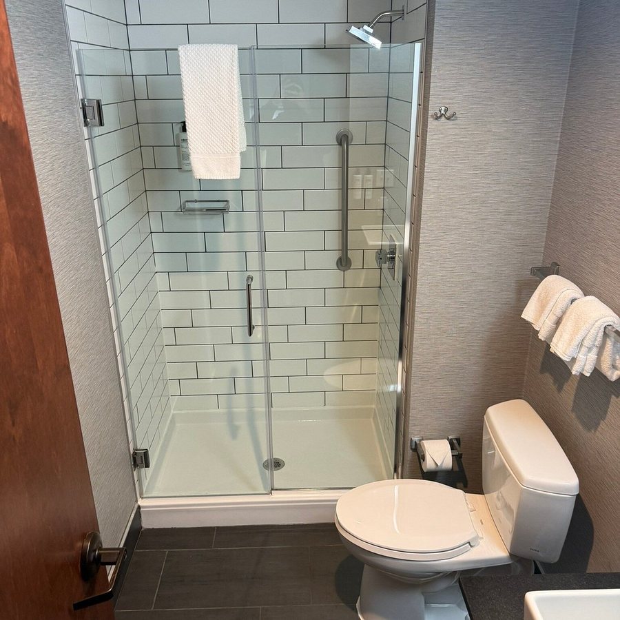 Joinery Hotel Pittsburgh Curio Collection by Hilton — Bathroom