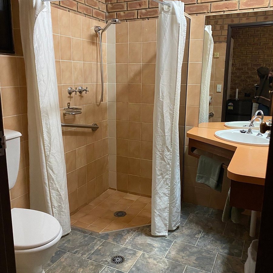 Jolly Swagman Backpackers — Bathroom