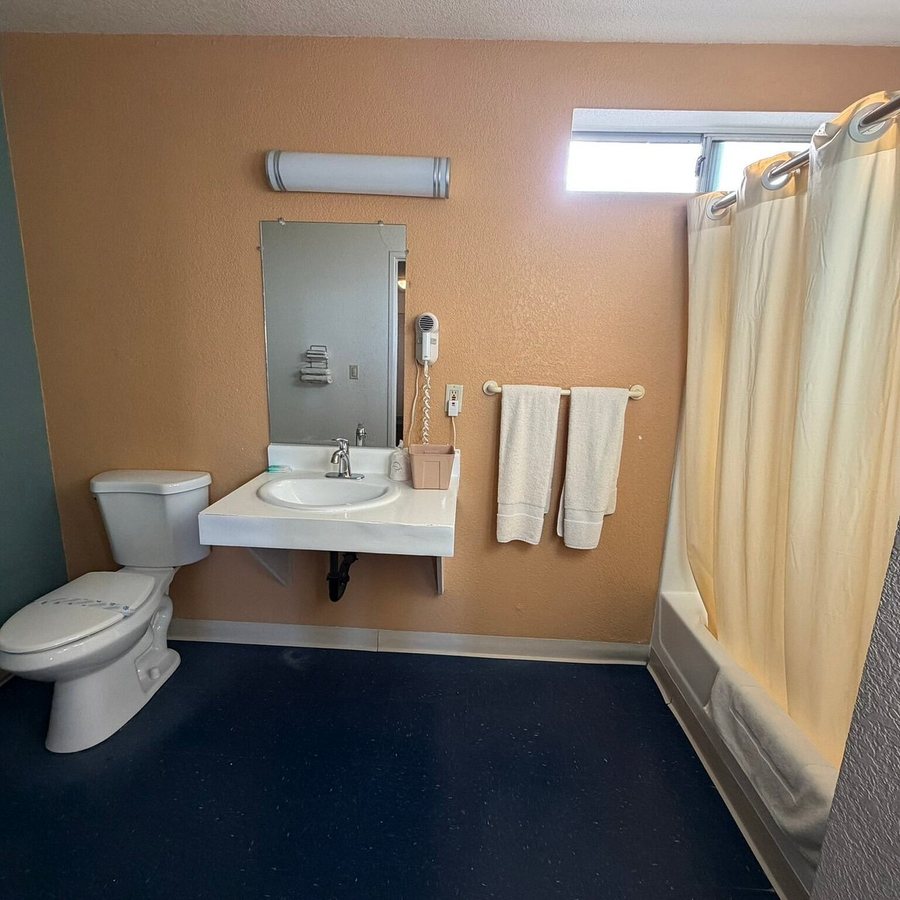 Joshua Tree Inn — Bathroom