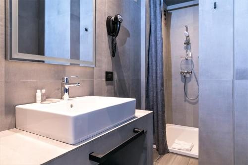 Joy 124 Hotel Milano — Bathroom