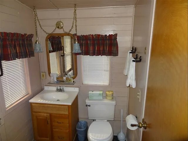 Jubilee Railroad Wilderness Lodge — Bathroom