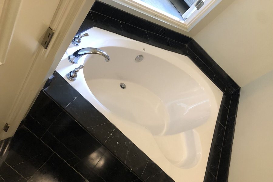 Juliet Hotel — Bathroom