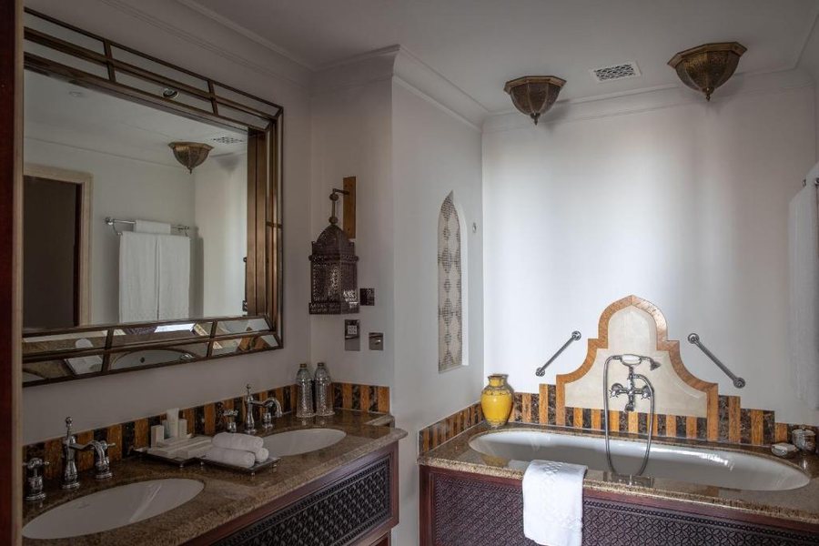 Jumeirah Al Qasr — Bathroom