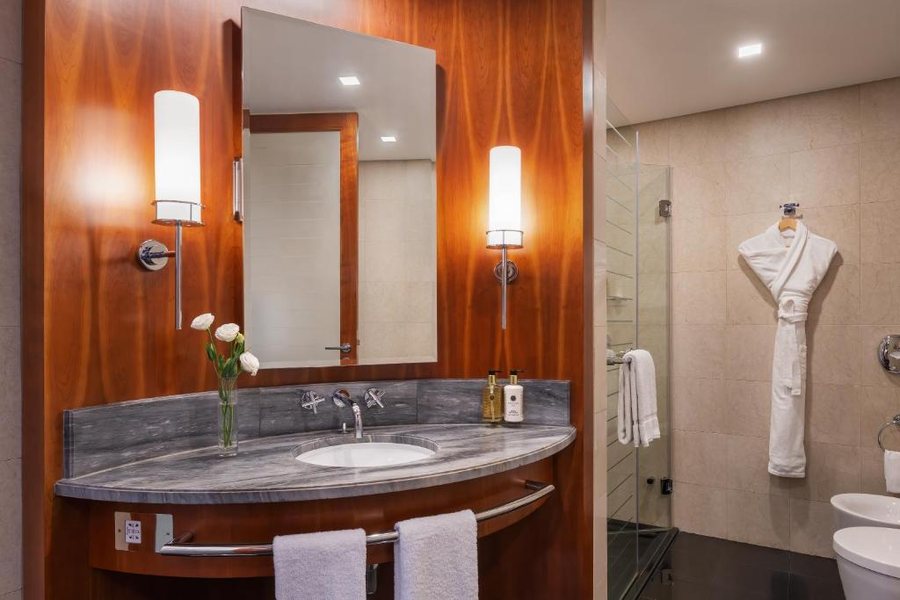 Jumeirah Emirates Towers Dubai — Bathroom
