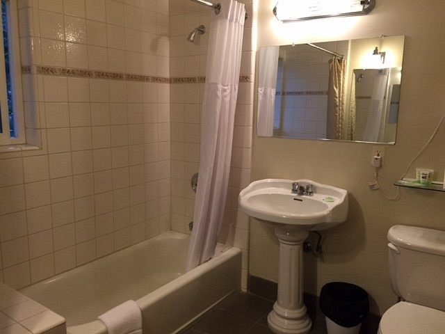June Lake Motel — Bathroom