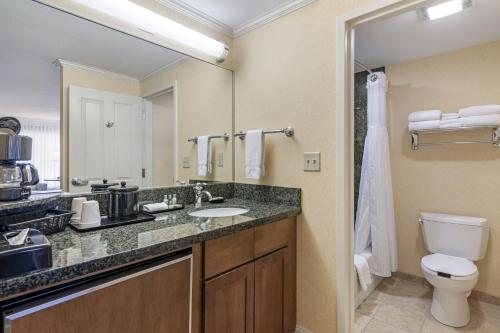 Juniper Hill Inn — Bathroom