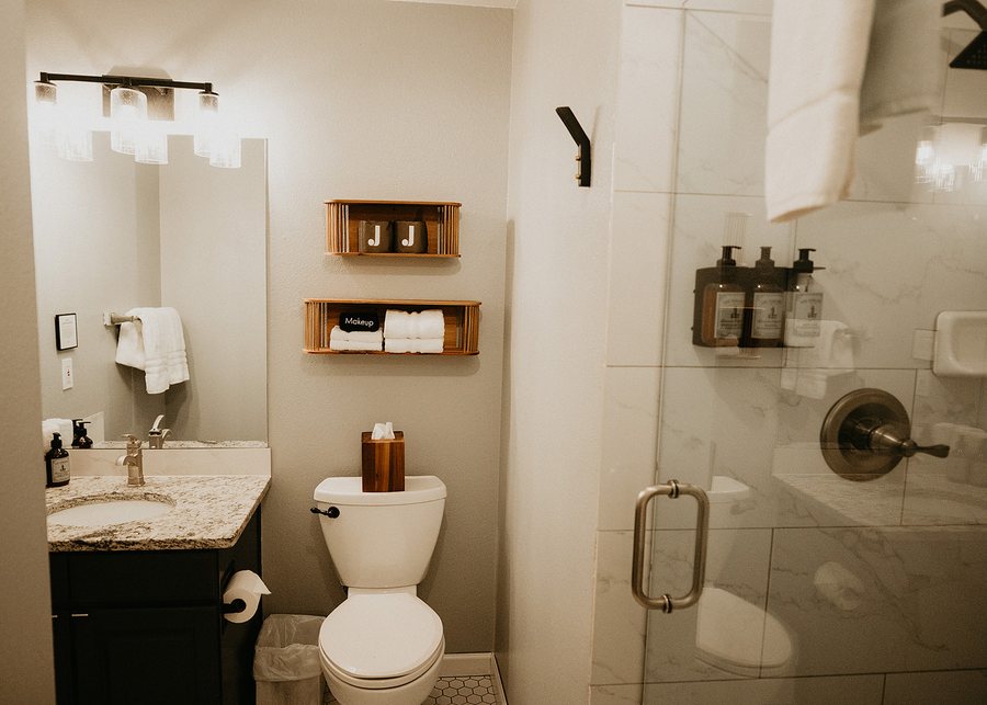 Juniper Lodge Treehouses — Bathroom