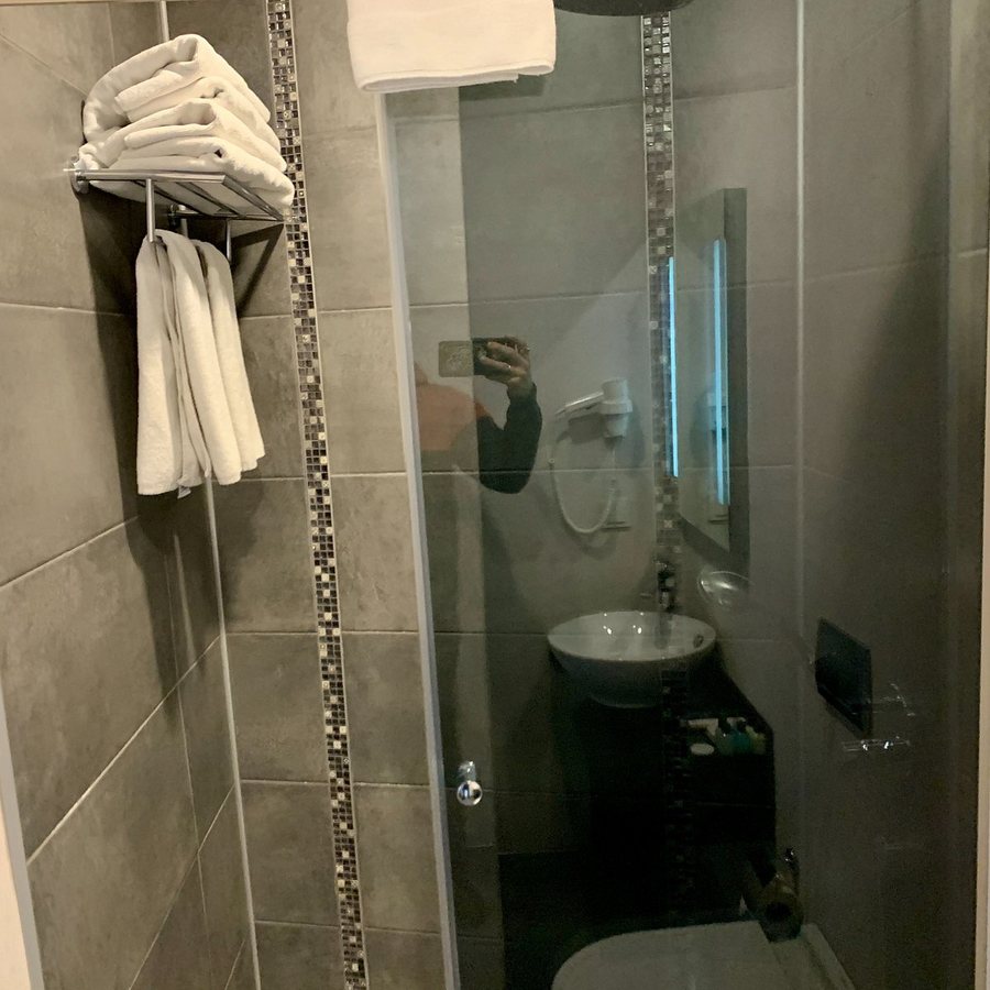Juno Hotel Taksim Istanbul — Bathroom