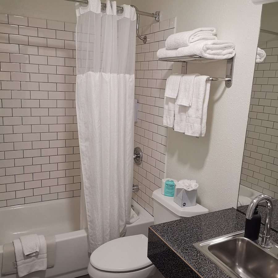 Jupiter Hotel — Bathroom