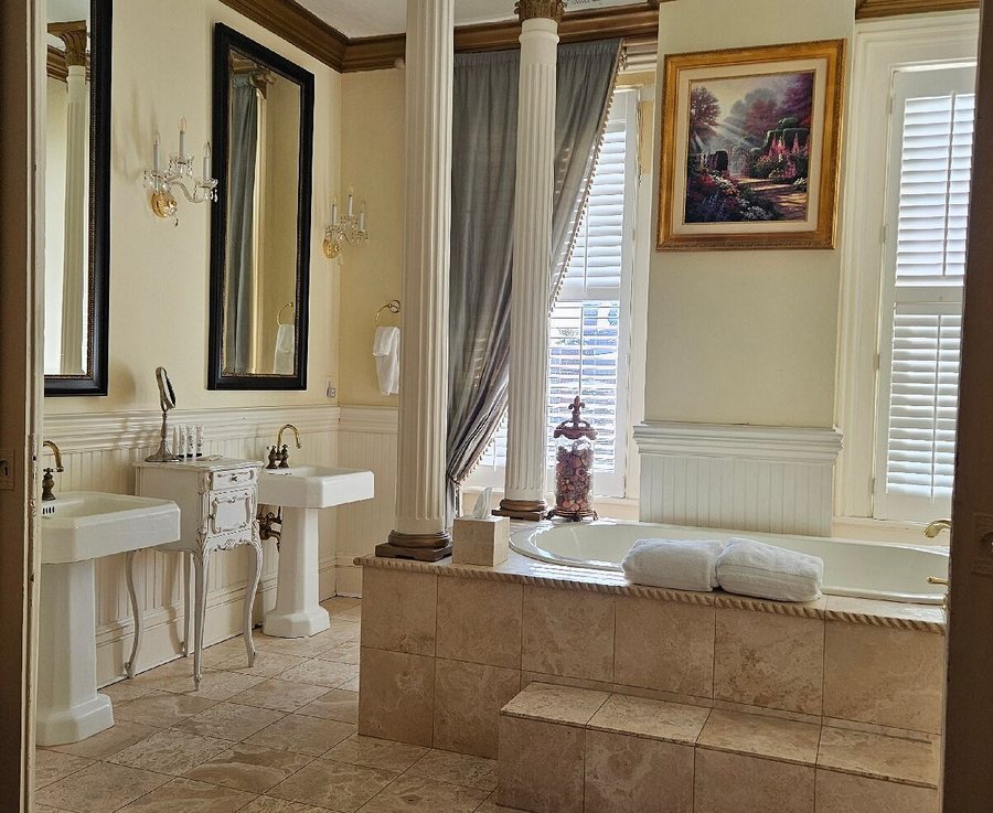 Justine Inn Savannah — Bathroom