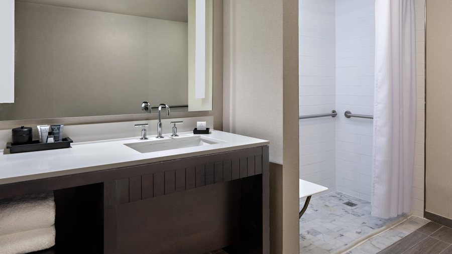 JW Marriott Houston Downtown — Bathroom