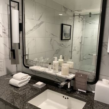 JW Marriott New Orleans — Bathroom
