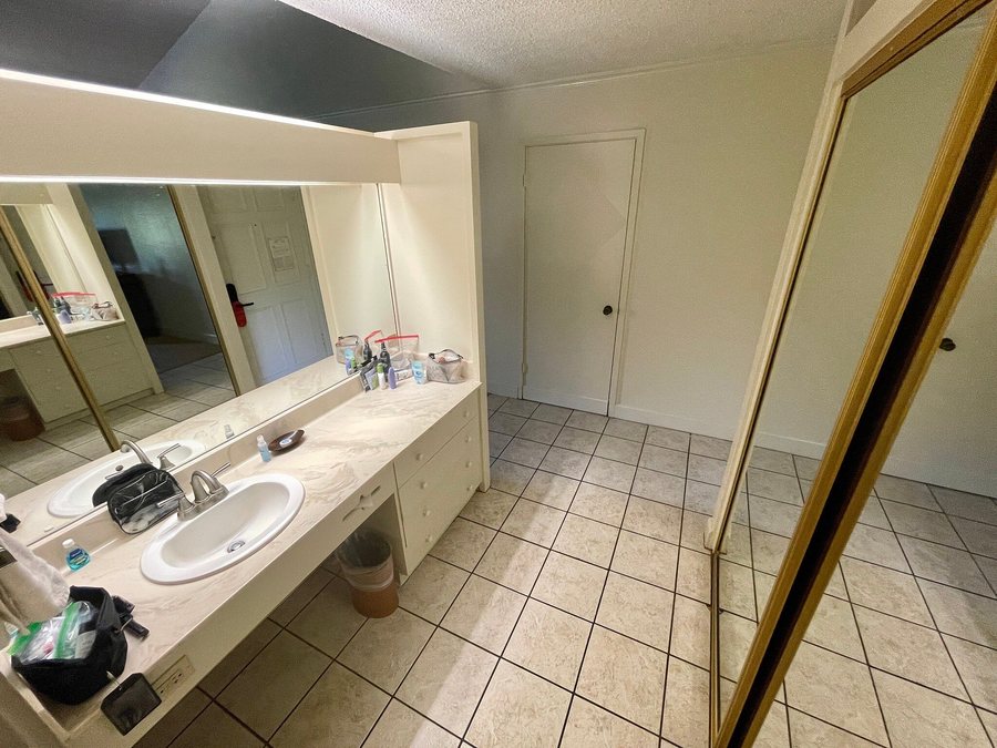Kaanapali Ocean Inn — Bathroom