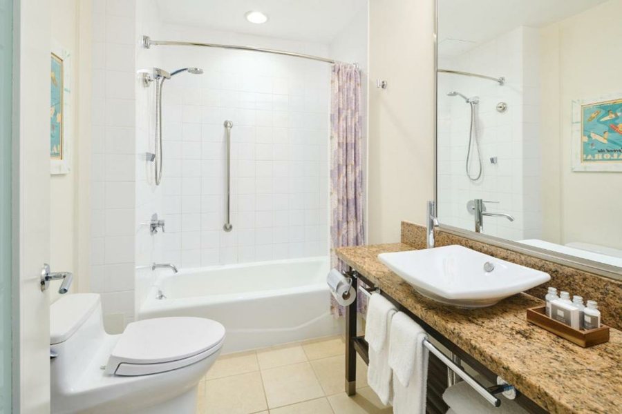 Kaimana Beach Hotel — Bathroom