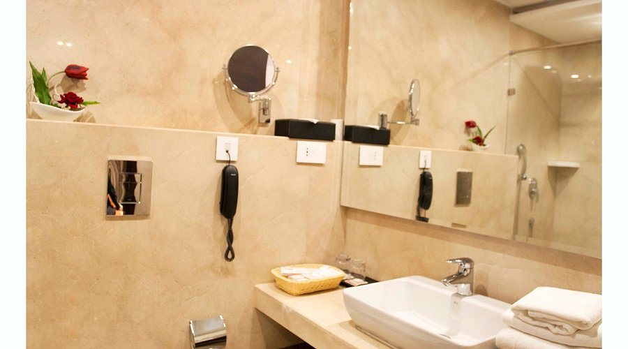 Kaisons Inn — Bathroom