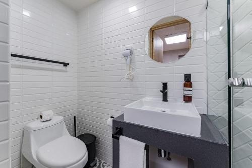 Kali Escandon Mexico City — Bathroom