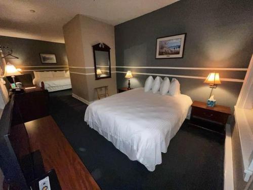 Kalispell Grand Hotel — Guest room
