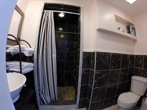 Kalorama Guest House — Bathroom