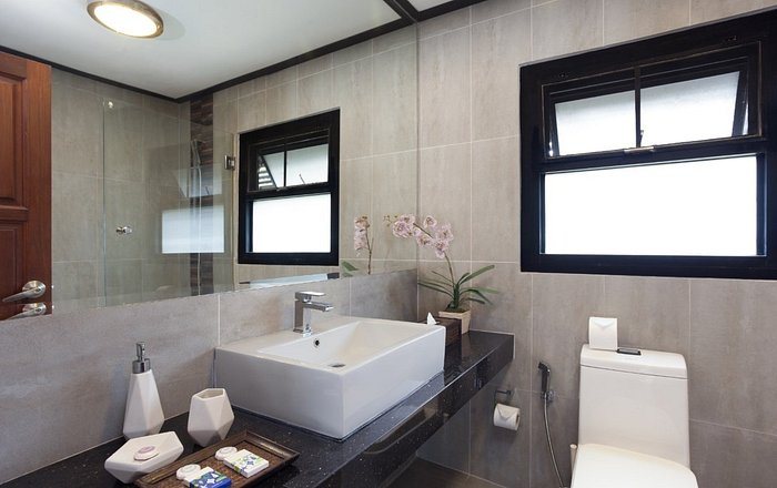 Kamala Beach Estate Resort — Bathroom