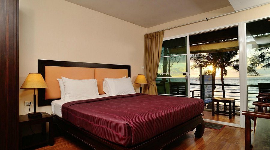 Kamala Beachfront Apartment — Guest room