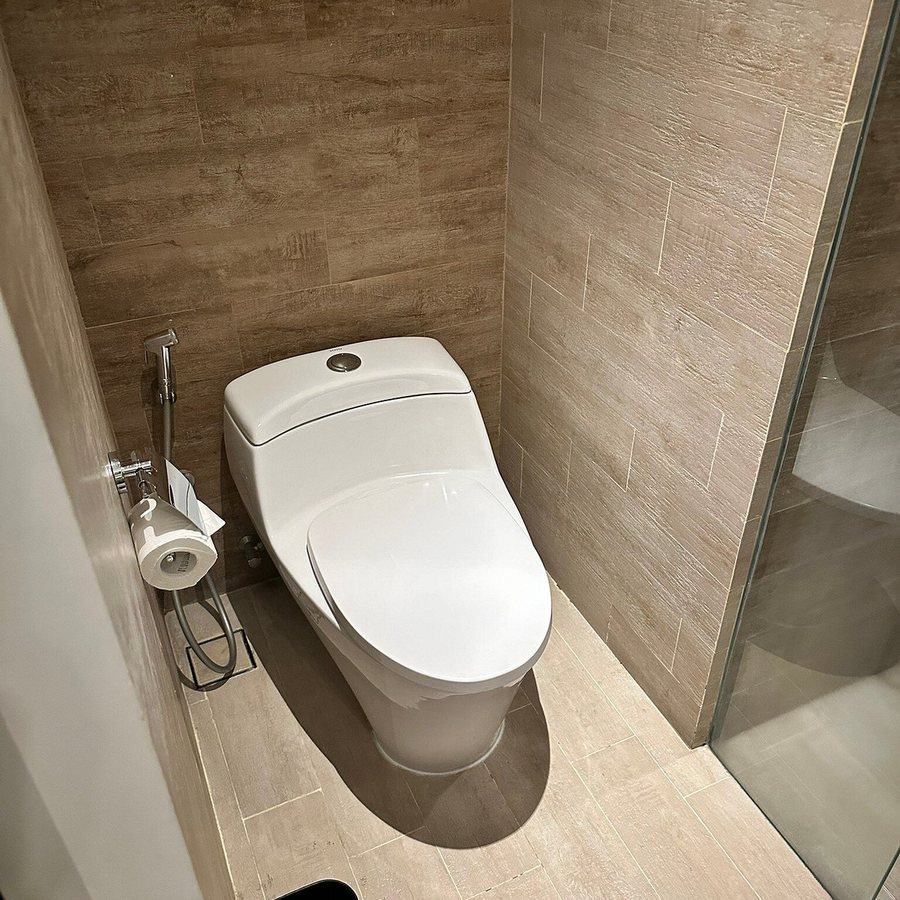 Kamaniiya Petitenget Seminyak — Bathroom