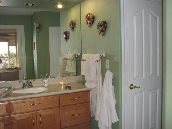 Kamaole Beach Royale Resort — Bathroom